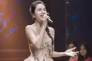 Ca sĩ Thủy Tiên lại vướng ồn ào đếm thiếu tiền từ thiện 