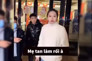 Người đẹp muốn "độn thổ" khi có cậu em trai đam mê "cà khịa"