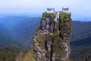 Kinh ngạc ngôi đền cheo leo giữa mây trời của Trung Quốc 