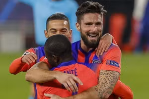 Giroud chia vui cùng đồng đội khi lập cú Porker vào lưới Sevilla ở tuổi 34.