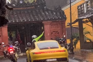 Xe ô tô hạng sang và mô tô phân khối lớn đi vào đường cấm phố cổ Hội An và dừng lại trước di tích Chùa Cầu, gây nhiều bức xúc. (Ảnh: CTV).