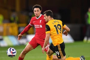 Đánh bại Wolves, Liverpool thu hẹp khoảng cách với Chelsea