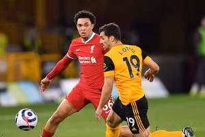 Đánh bại Wolves, Liverpool thu hẹp khoảng cách với Chelsea