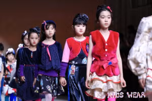 Dàn mẫu nhí Việt tự tin, tạo ấn tượng 'đặc biệt' với khán giả quốc tế