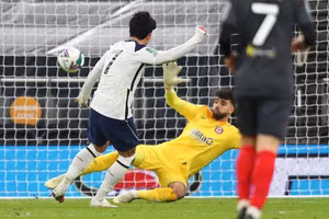 Ngôi sao Son Heung-min ghi bàn ấn định chiến thắng 2-0 cho Tottenham trước Brentford.
