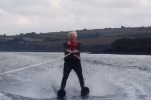 Cụ ông 92 tuổi tuổi trượt nước lập kỷ lục thế giới.