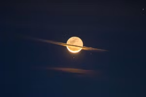 Khoảnh khắc "chỉ có một lần trong đời": Mặt trăng "hóa trang" thành sao Thổ