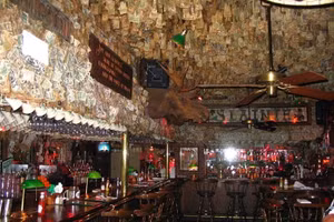 Nhà hàng được trang trí gần... hai triệu đô la tiền mặt