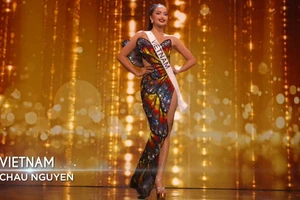 Ngọc Châu 'quay xe', mang đầm dạ hội cánh bướm lên sân khấu Miss Universe 2022