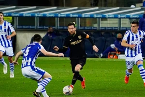 Messi rực sáng, Barca "đánh tennis" trước Real Sociedad