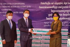 Quốc vụ khanh Bộ Y tế Campuchia Or Vandine (phải) bàn giao số vắc xin Vero Cell cho Thứ trưởng Bộ Y tế Trần Văn Thuấn. 