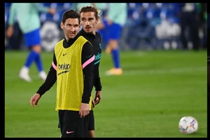 CĐV Barcelona chặn xe yêu cầu Griezmann tôn trọng Messi