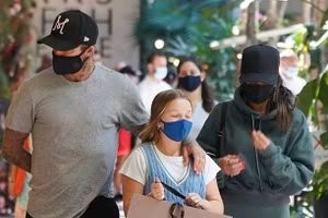 Harper Beckham lớn phổng phao, vui vẻ dạo phố cùng bố mẹ