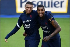 Vài giờ sau khi Mbappe tập luyện cùng đồng đội, HLV tuyển Pháp nhận tin "sét đánh"