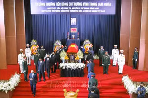 Đoàn đại biểu Chính phủ do đồng chí Nguyễn Xuân Phúc, Ủy viên Bộ Chính trị, Thủ tướng Chính phủ dẫn đầu viếng đồng chí Trương Vĩnh Trọng. Ảnh: Thanh Vũ/TTXVN