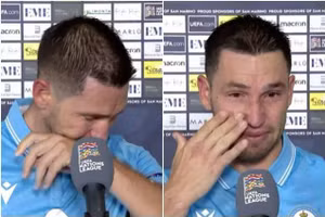 Rossi bật khóc nức nở sau khi đội nhà San Marino cầm hòa 0-0 trước Gibraltar.