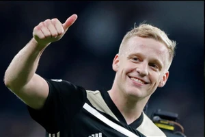 Van De Beek đã hoàn tất kiểm tra y tế để gia nhập Man Utd.