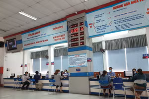 Hành khách mua vé tại ga.