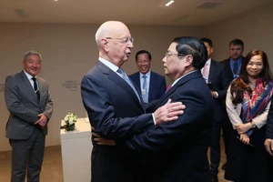 Thủ tướng Phạm Minh Chính gặp Giáo sư Klaus Schwab, Người sáng lập kiêm Chủ tịch Điều hành Diễn đàn Kinh tế Thế giới. (Ảnh: Dương Giang/TTXVN)