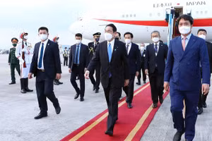 Thủ tướng Nhật Bản Kishida Fumio đến Hà Nội, bắt đầu chuyến thăm chính thức Việt Nam trong 2 ngày 30/4 – 1/5/2022. Ảnh TTXVN