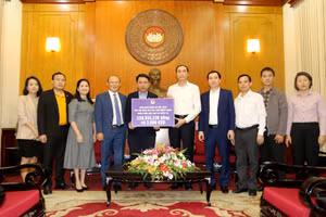 VFF và thầy Park ủng hộ người dân miền Trung gần 240 triệu đồng và 3.000 USD.