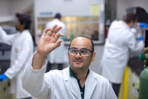 10 tuổi chưa biết chữ, người đàn ông gốc Việt nỗ lực trở thành Giáo sư đại học danh giá tại Mỹ