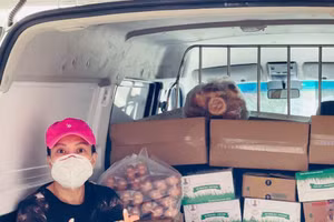 Nghệ sĩ Việt Hương: “Em sẽ ráng đi cùng bà con hết mùa dịch”