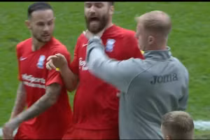 Trợ lý Alan Tate của Swansea bóp cổ tiền vệ Jon Toral của Birmingham.