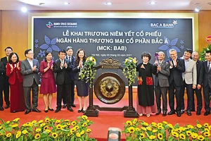 Nghi thức đánh cồng khai trương phiên giao dịch đầu tiên của BAC A BANK trên sàn HNX.