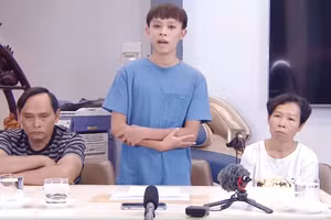 Hồ Văn Cường quay clip cúi đầu xin lỗi mẹ nuôi Phi Nhung