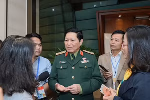 Bộ trưởng Ngô Xuân Lịch chia sẻ với báo chí bên hành lang Quốc hội (ảnh: N.T)