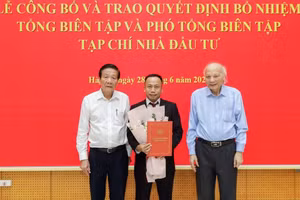 GS.TSKH Nguyễn Mại, Chủ tịch Hiệp hội VAFIE, TS. Nguyễn Anh Tuấn, Phó Chủ tịch VAFIE, Tổng biên tập tiền nhiệm Tạp chí Nhà đầu tư trao quyết định Bổ nhiệm ông Phạm Đức Sơn làm Tổng biên tập Tạp chí Nhà đầu tư.