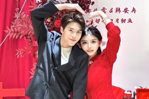 'Hot girl mặt nhựa' gây sốt mạng khi kết hôn lần 4 