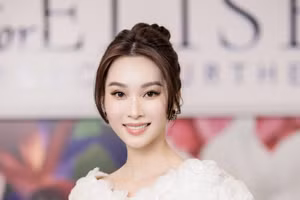 Hoa hậu Đặng Thu Thảo khoe nhan sắc trong veo sau 10 năm đăng quang