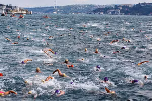 Cuộc thi bơi xuyên qua cả 2 châu lục Á - Âu đã thu hút rất đông người tham gia.