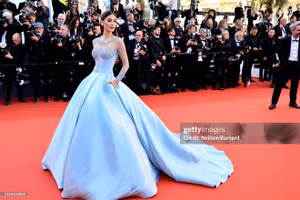 Hoa hậu Hoàn vũ 2015 sải bước tại Cannes 2024 như công chúa bước ra từ cổ tích