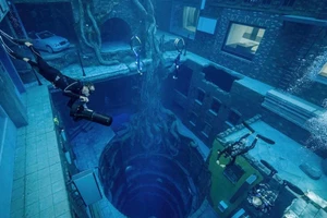 Hình ảnh bên trong bể bơi sâu nhất thế giới Deep Dive Dubai. 