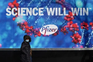 Một người đi ngang qua trụ sở Manhattan của Pfizer ở thành phố New York.