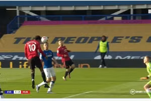 Sao Man Utd “nhận vơ” bàn thắng của…đồng đội