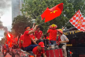 Hàng nghìn cổ động viên "đội mưa" đổ về Mỹ Đình trước giờ U23 Việt Nam đấu Thái Lan