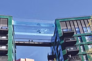 Bể bơi "lơ lửng" giữa trời duy nhất trên thế giới