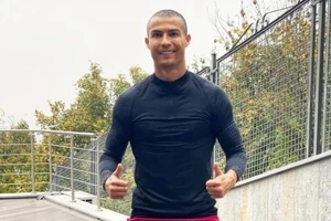 Cristiano Ronaldo cạo đầu, ở nhà tự cách ly sau khi mắc Covid-19