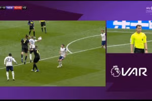 Ngoại hạng Anh “điên đảo” vì VAR và luật bóng chạm tay mới