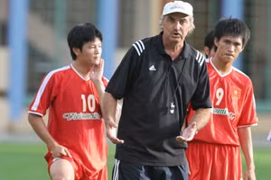 Huỳnh Đức, Công Vinh... bàng hoàng trước tin thầy Alfred Riedl ra đi mãi mãi