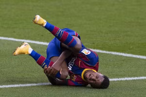 Ansu Fati dính chấn thương nặng trận Barca thắng đậm Real Betis ở vòng 9 La Liga.