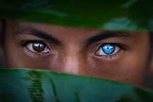 Bộ tộc có đôi mắt xanh hiếm lạ ở Indonesia