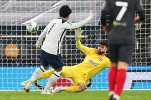 Ngôi sao Son Heung-min ghi bàn ấn định chiến thắng 2-0 cho Tottenham trước Brentford.