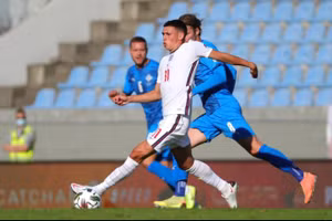 Tuyển Anh trục xuất bộ đôi sao trẻ dẫn gái lạ vào phòng khách sạn