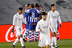 Các cầu thủ Alaves (áo xanh) ca khúc khải hoàn, Real Madrid lầm lũi rời sân.