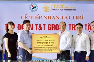 Ông Nguyễn Tất Thắng - Phó Tổng Giám đốc Tập đoàn T&T Group trao ủng hộ cho TS.BS Nguyễn Văn Thường, Giám đốc Bệnh viện đa khoa Đức Giang.